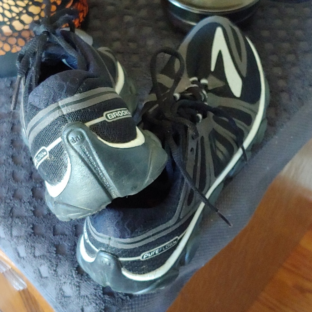 Like New Brooks PureFlow sneaker mens sz. 9.5M - Picture 4 of 14